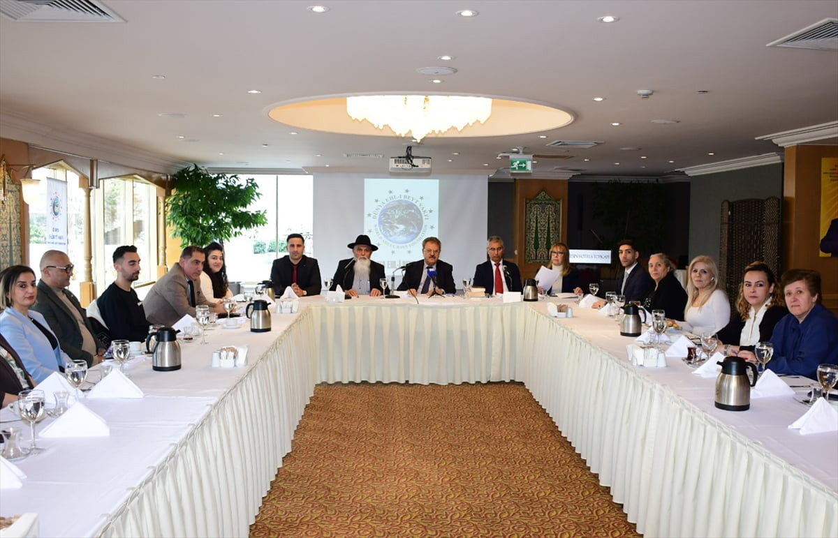 Dünya Ehlibeyt Vakfınca bir otelde düzenlenen basın toplantısında, Dünya Ehlibeyt Vakfı Başkanı...