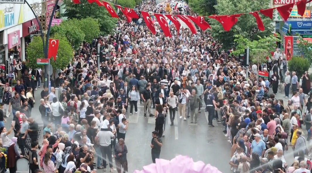 DÜNYA GENELİNDEKİ GÜL ÇİÇEĞİ VE GÜL YAĞI ÜRETİMİNİN YAKLAŞIK YÜZDE 65’İNİ TEK BAŞINA KARŞILAYAN...