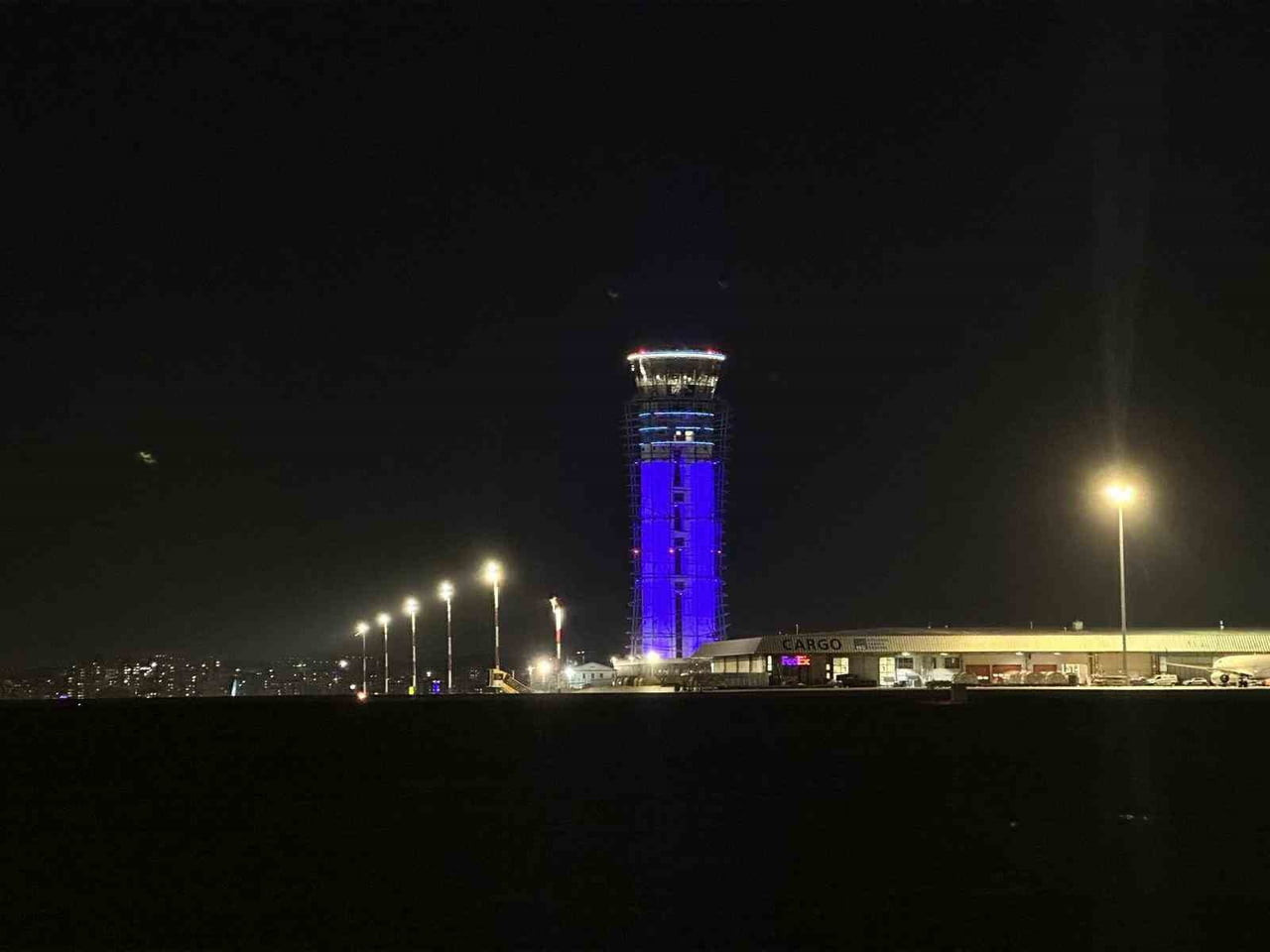 DÜNYA OTİZM FARKINDALIK GÜNÜ NEDENİYLE SABİHA GÖKÇEN HAVALİMANI HAVA TRAFİK KONTROL KULESİ MAVİ...