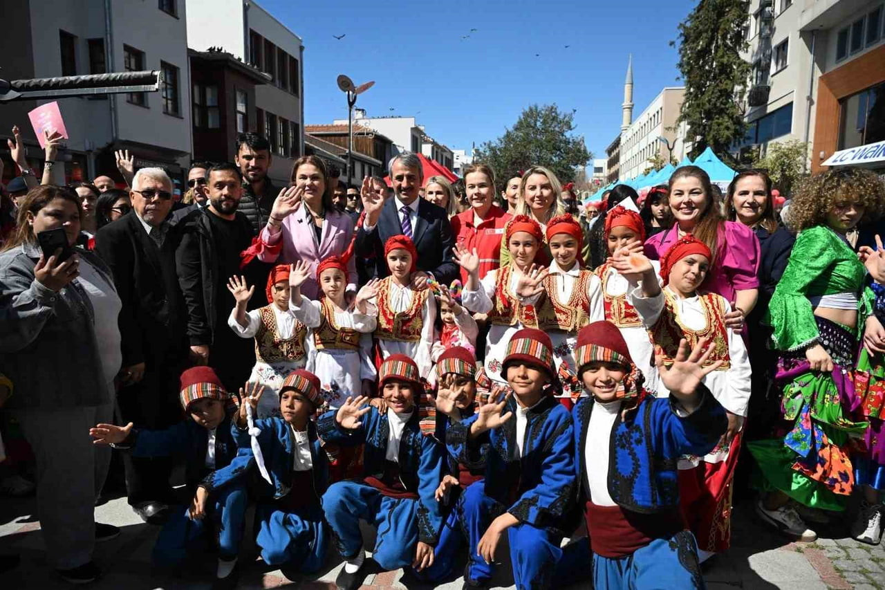 DÜNYA ROMANLAR GÜNÜ’NE 9/8’LİK KUTLAMA