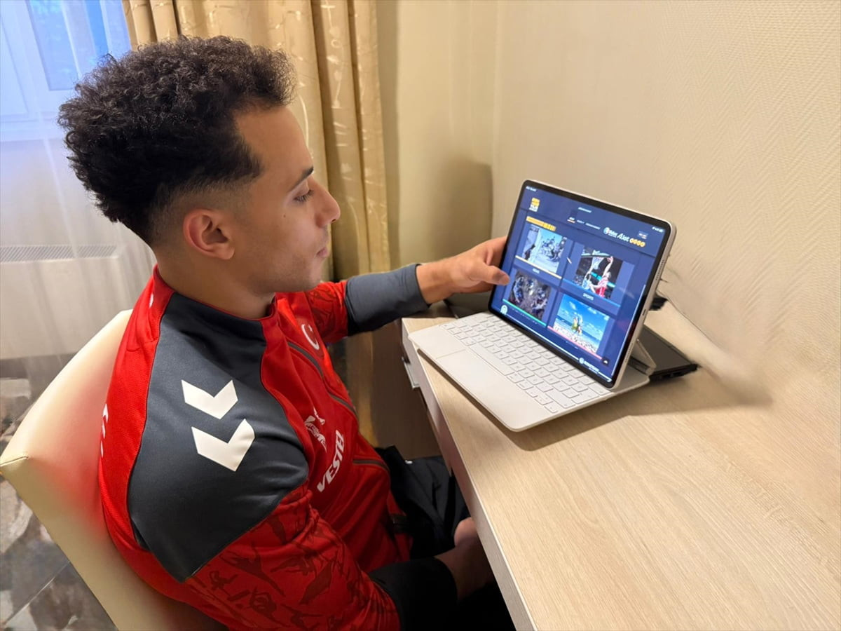 Dünya şampiyonluğu bulunan milli artistik cimnastikçi Adem Asil, Anadolu Ajansının (AA) gözünden...