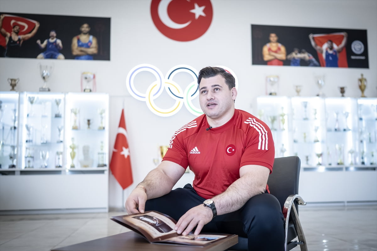 Dünya şampiyonu milli güreşçi Rıza Kayaalp, güreş kariyerinde ve hayatında iz bırakan fotoğrafları...