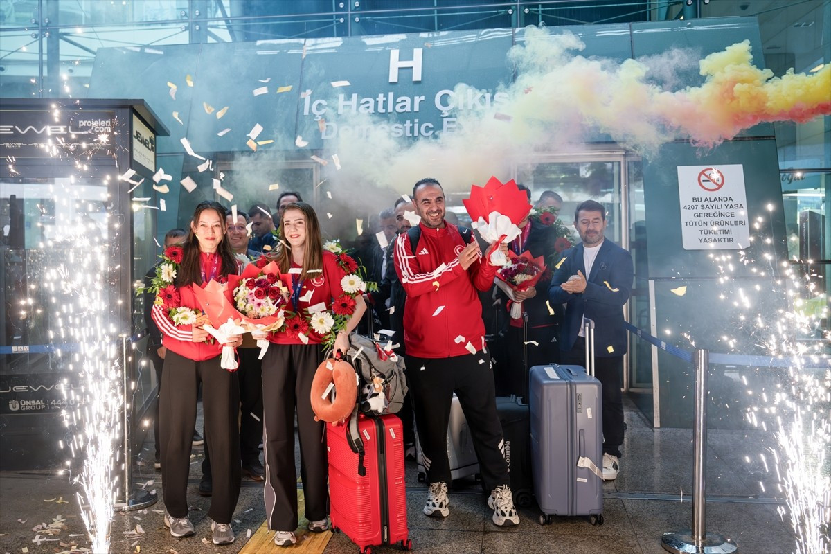 Dünya Tekvando Şampiyonası'nda altın madalya kazanan Merve Dinçel Kavurat ve Emine Göğebakan ile...