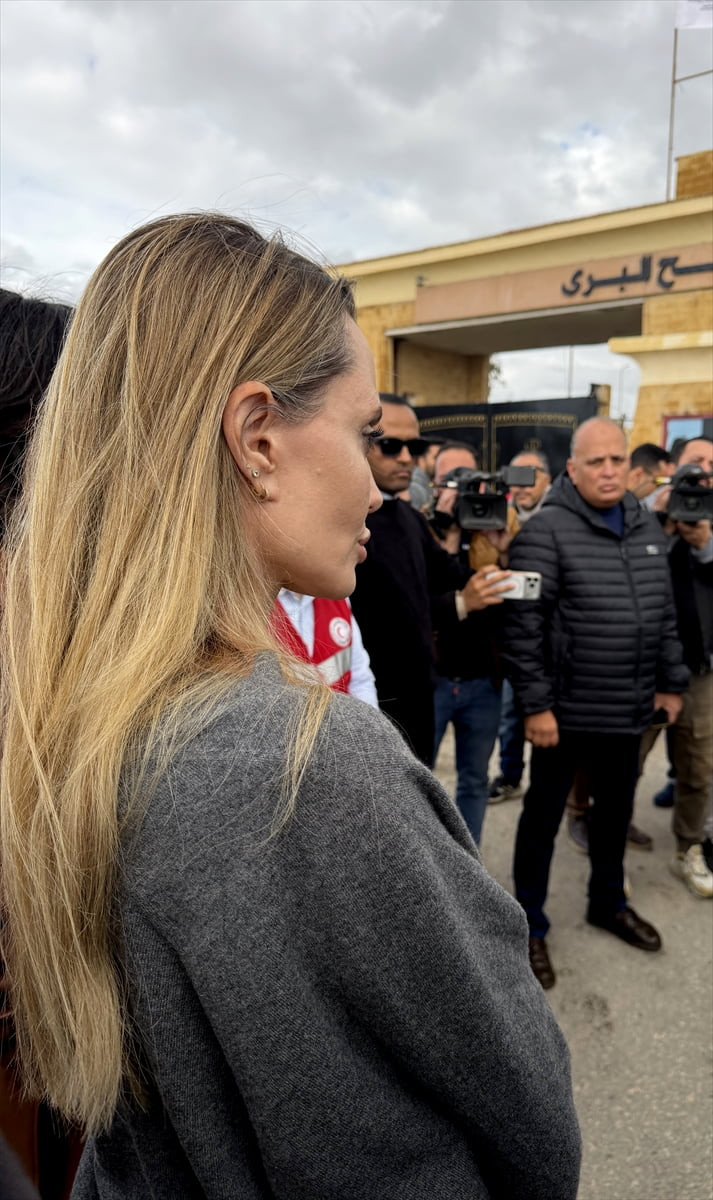 Dünyaca ünlü ABD'li oyuncu Angelina Jolie, Gazze Şeridi ile Mısır arasında bulunan Refah Sınır...