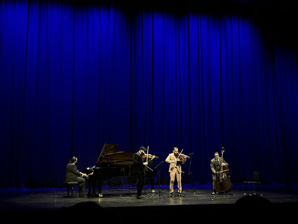 Dünyaca ünlü Janoska Ensemble, Atatürk Kültür Merkezi'nde (AKM) müzikseverlerle buluştu.