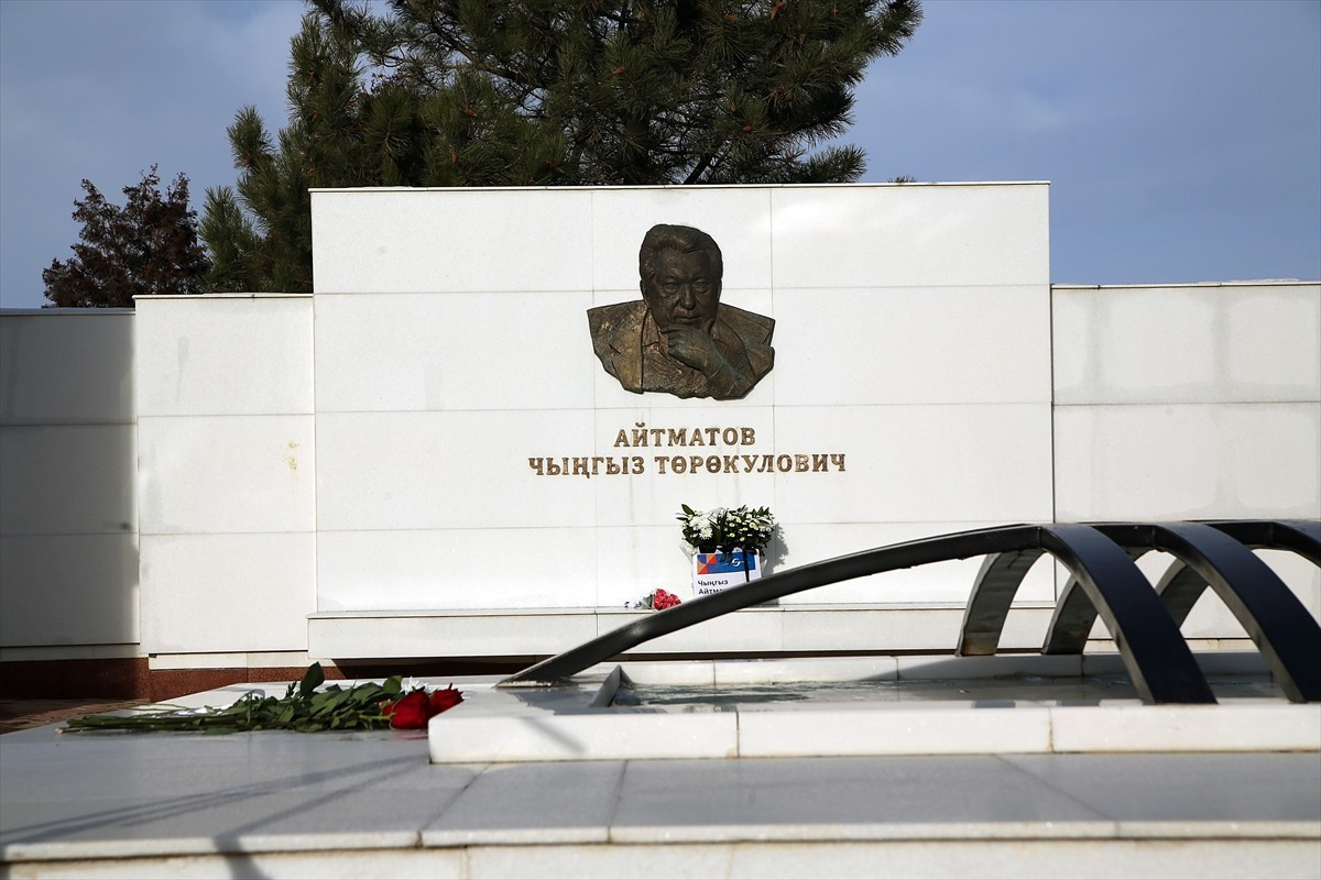 Dünyaca ünlü Kırgız yazar Cengiz Aytmatov, doğumunun 97. yılında mezarı başında anıldı. Ata-Beyit...