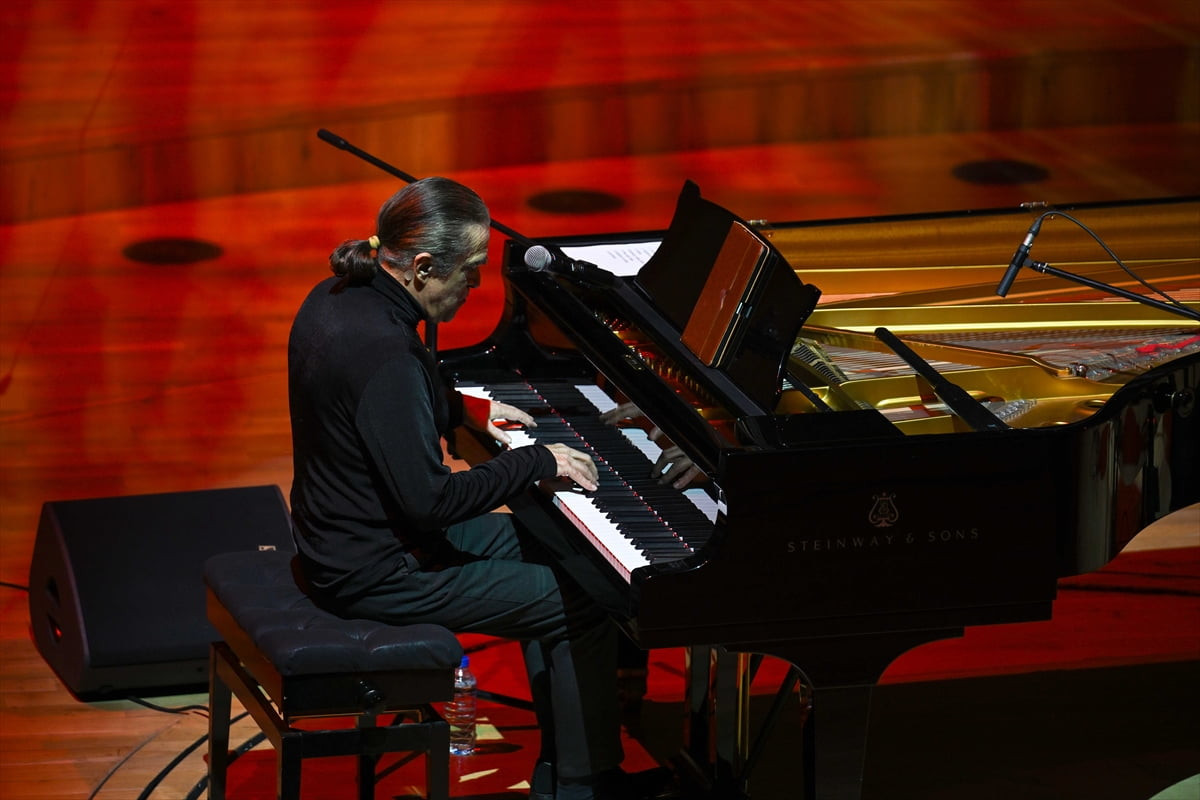 Dünyaca ünlü piyanist, müzisyen ve besteci Fahir Atakoğlu, özel caz eserlerinden oluşan...