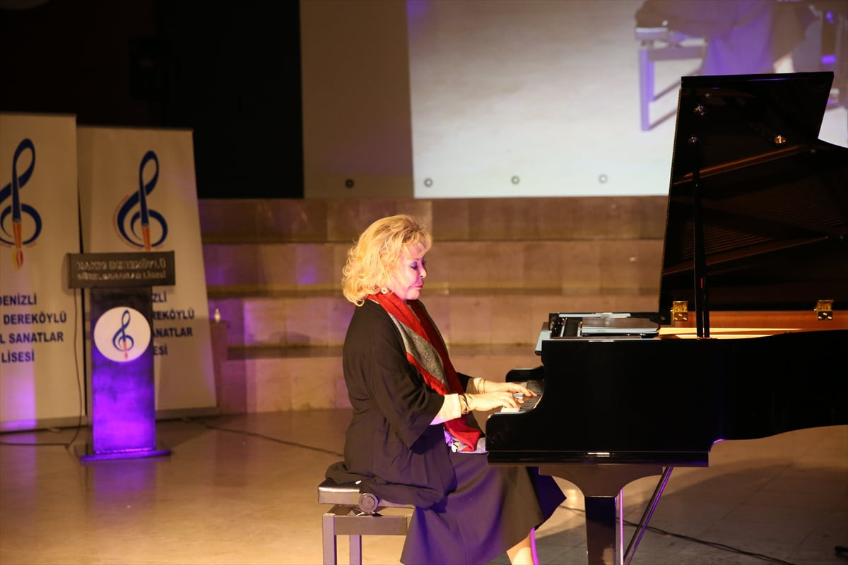 Dünyaca ünlü piyanist ve devlet sanatçısı Gülsin Onay, Denizli'de güzel sanatlar lisesi...