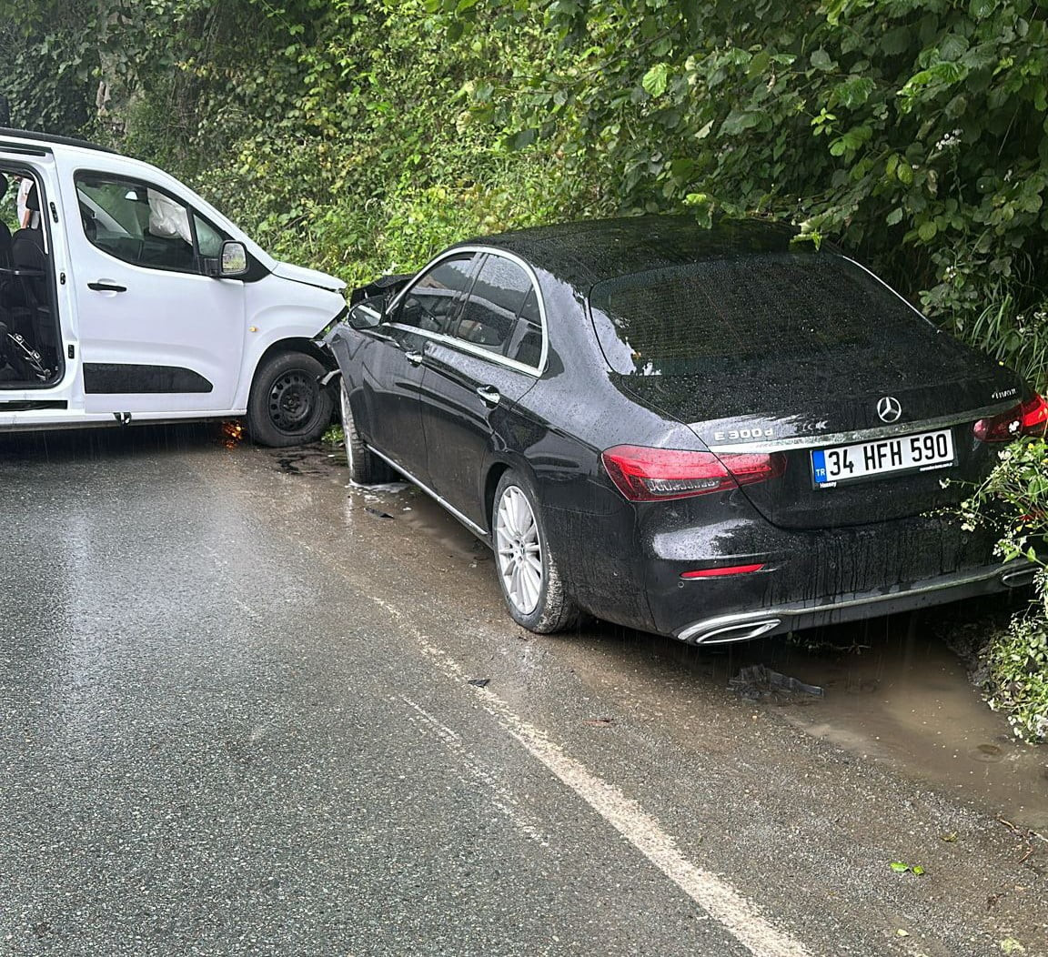 DÜNYACA ÜNLÜ TURİZM MERKEZİ AYDER YAYLASI YOLUNDA 2 ARACIN AKFA KAFAYA ÇARPIŞTI KAZADA 3 YABANCI...