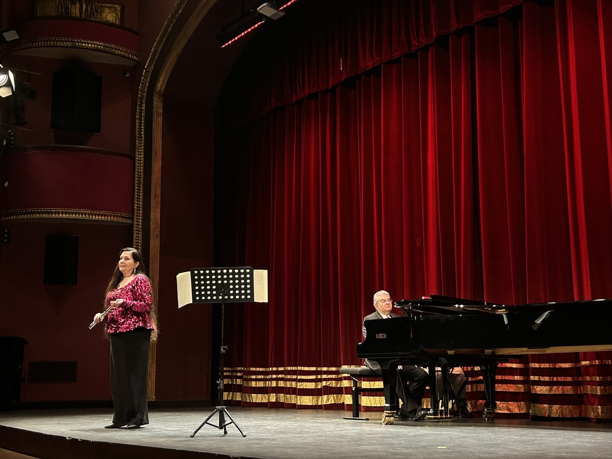 Dünyaca ünlü Türk flüt virtüözü ve devlet sanatçısı Şefika Kutluer, Kadıköy Belediyesi Süreyya...