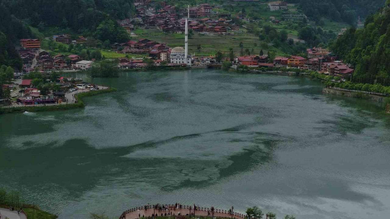 DÜNYACÜ ÜNLÜ TURİZM MERKEZİ UZUNGÖL’DE HAVALARIN ISINMASIYLA BİRLİKTE TURİZM HAREKETLİLİĞİ...