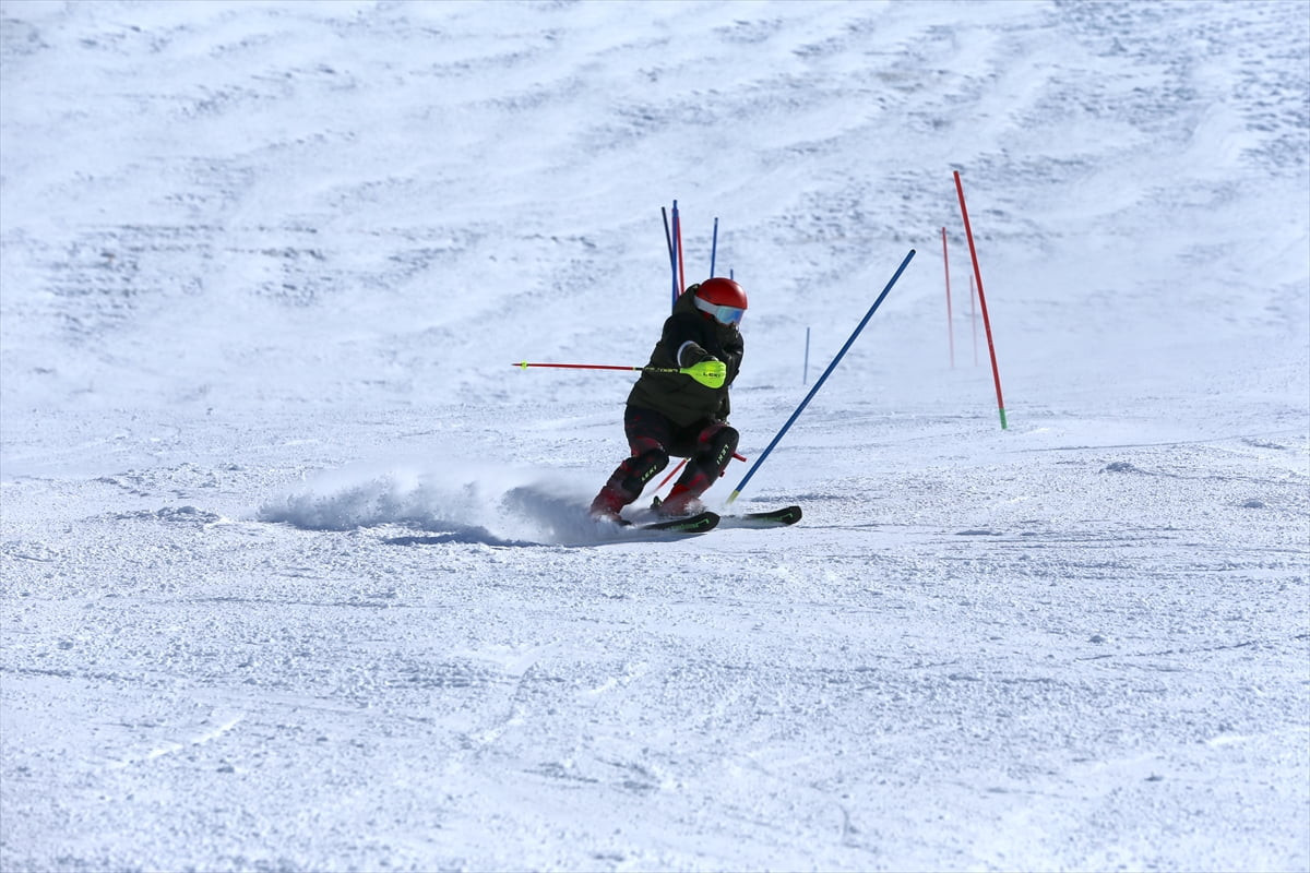 Dünyada milli sporcu olarak kayak müsabakalarına katılan tek otizmli ikizler olarak bilinen Muhsin...