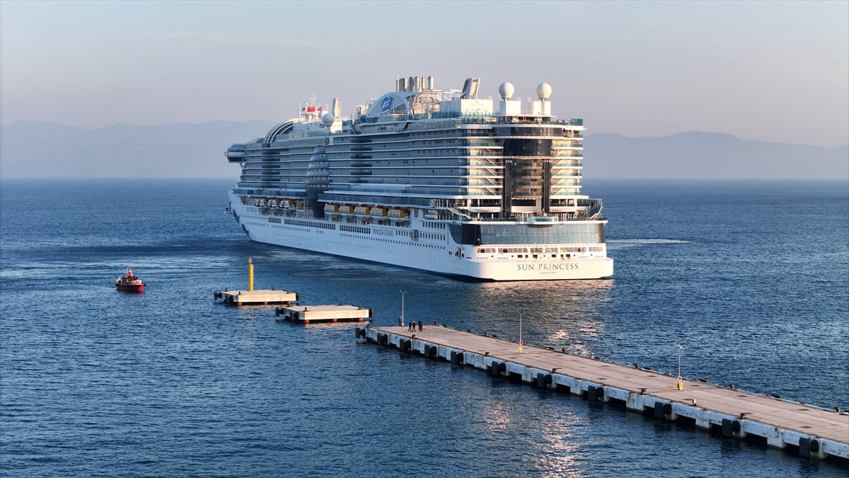 Dünyanın en büyük kruvaziyer gemilerinden biri olarak gösterilen "Sun Princess", 4 bin 12 turistle...