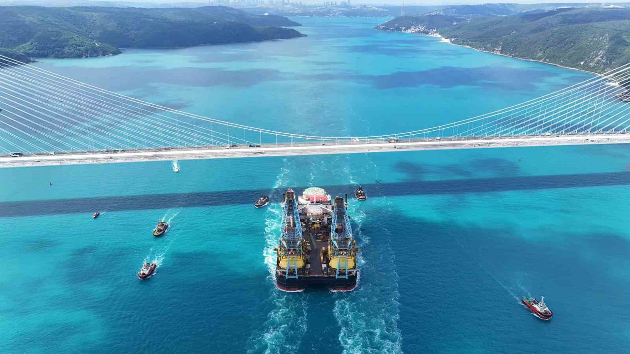 DÜNYANIN EN BÜYÜK ÜÇÜNCÜ YARI BATIK VİNÇ GEMİSİ 'SAİPEM 7000'İN İSTANBUL BOĞAZI’NDAN...