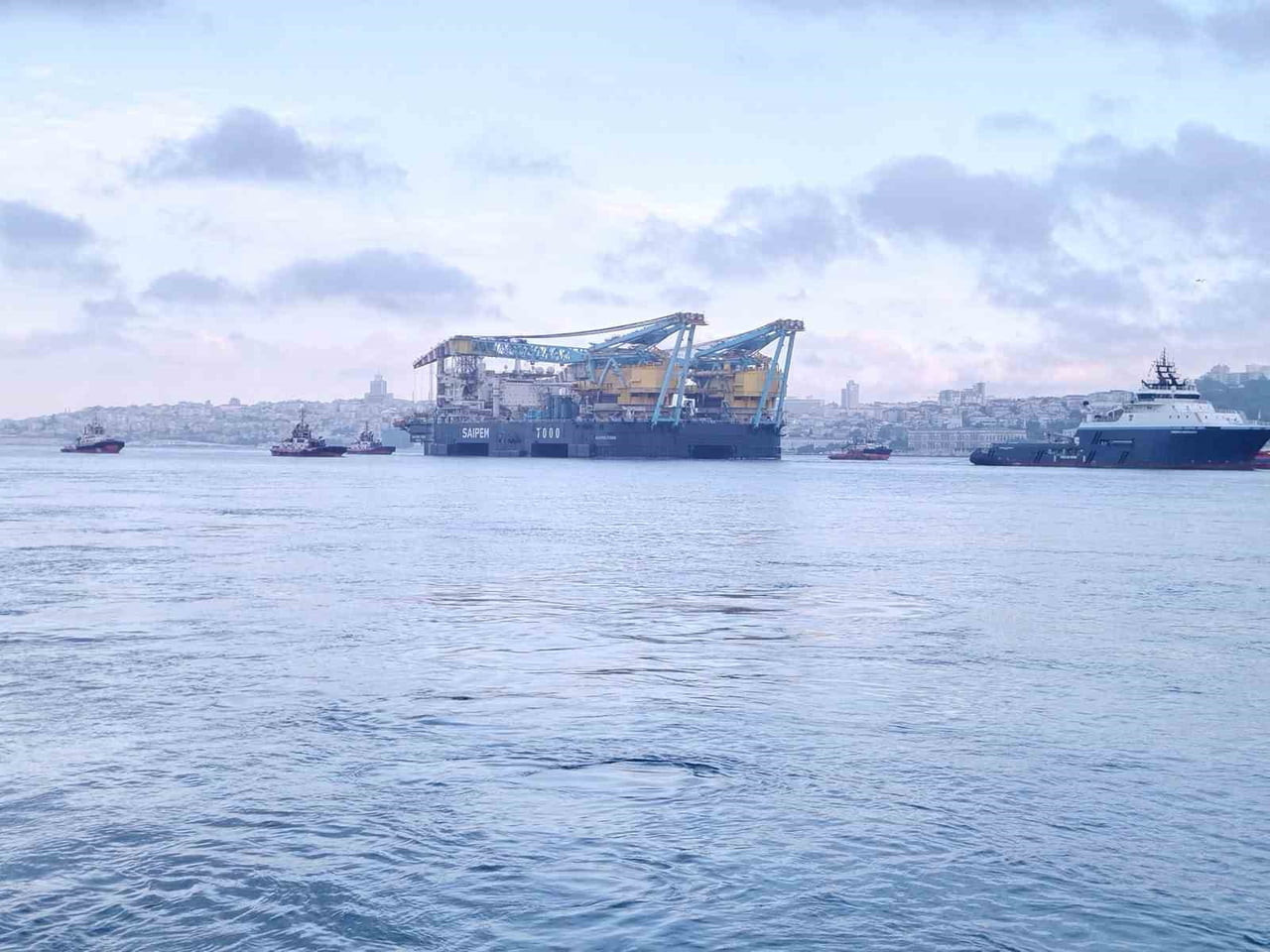 DÜNYANIN EN BÜYÜK VİNÇ GEMİLERİNDEN 'SAİPEM 7000' İSTANBUL BOĞAZI'NDAN GEÇİYOR