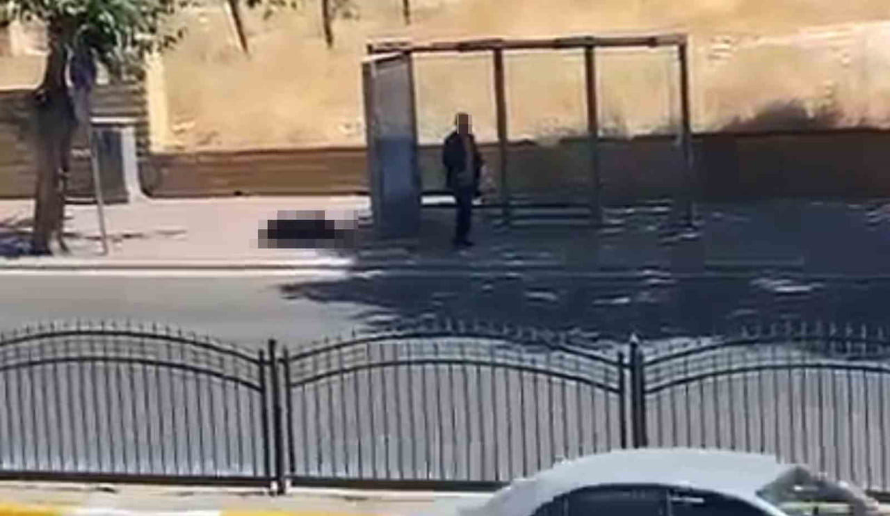 DURAKTA BEKLEYEN EŞİNİ VURDU