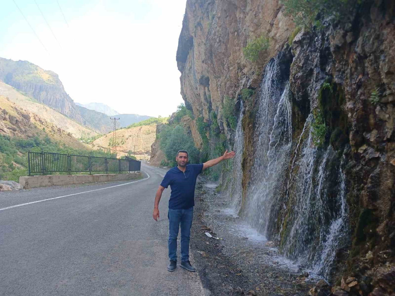 DURANKAYA BELDESİNDE KAYALIKLAR ARASINDAN SÜZÜLEN ŞELALE, BU YIL ETKİLİ OLAN YAĞIŞLARLA BİRLİKTE...