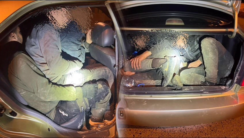 DURDURULAN 4 ARAÇTA YAPILAN ARAMADA, TÜRKİYE'DE GEÇERLİ OTURMA İZNİ OLMADIĞI ANLAŞILAN 16 YABANCI...