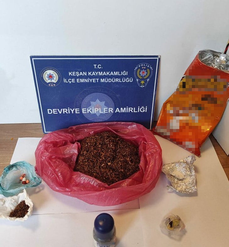 DURDURULAN KİŞİNİN ÜZERİNDE, CİPS PAKETİNE GİZLENMİŞ UYUŞTURUCU MADDE VE SENTETİK ECZA ELE...