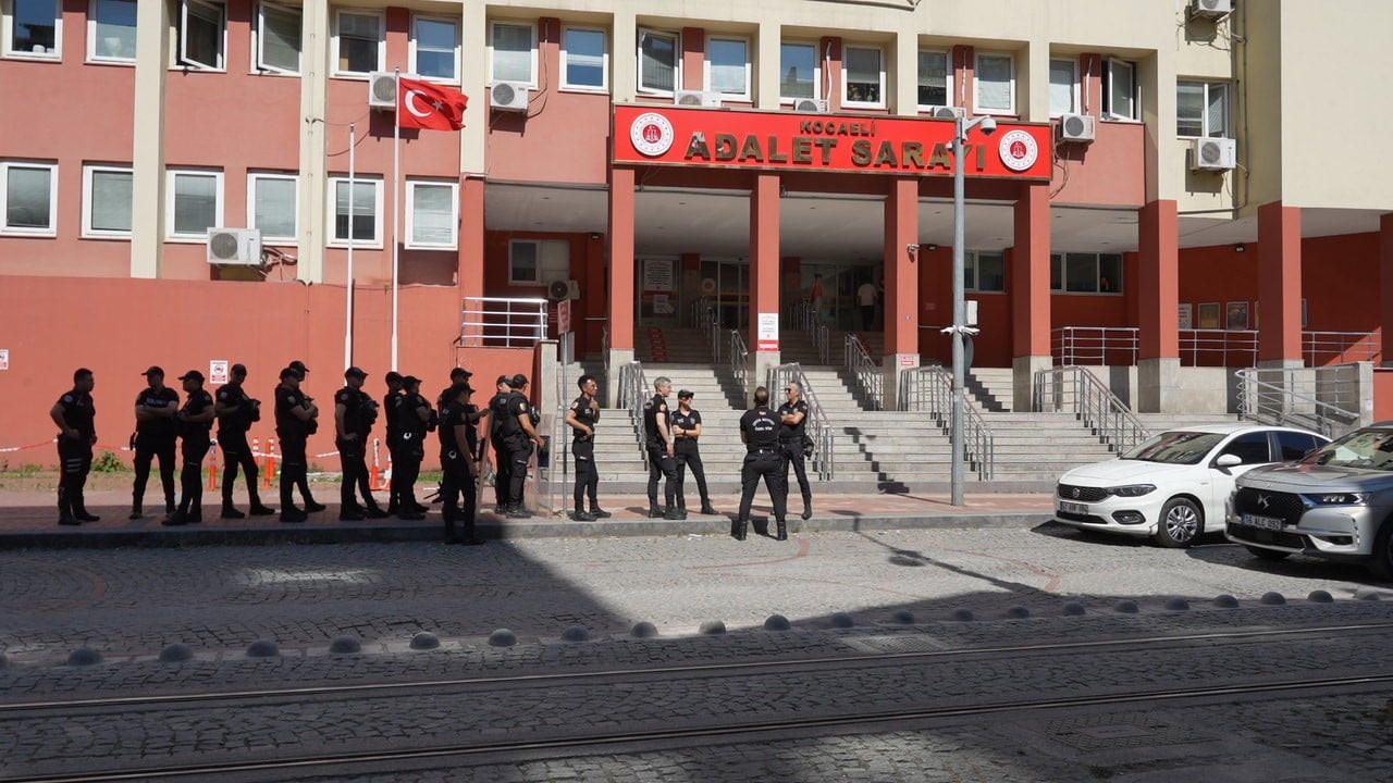 DURUŞMA İÇİNDE VE DIŞINDA ÇELİK KUVVET POLİSİ ÜST DÜZEY GÜVENLİK ÖNLEMİ ALDI.