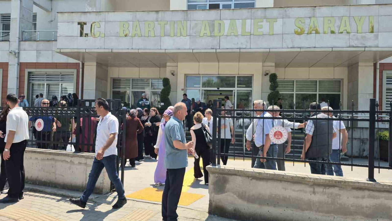 DURUŞMAYA KATILAN EDA NUR'UN ARKADAŞLARININ İSE ÜZERLERİNE İSE GİYDİKLERİ SİYAH KIYAFETLER DİKKAT...
