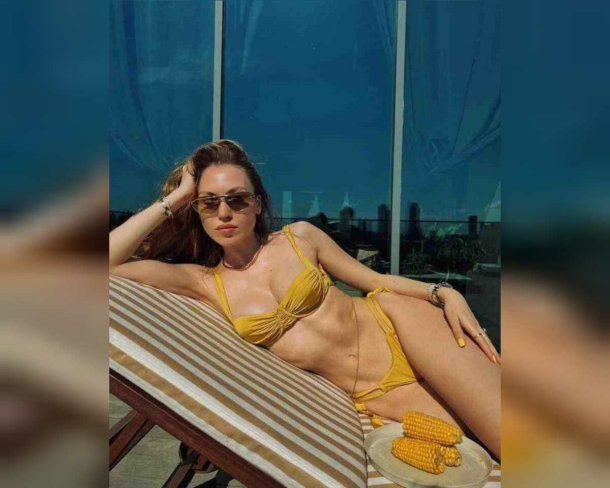 duygu özaslan sarı bikinili paylaşım