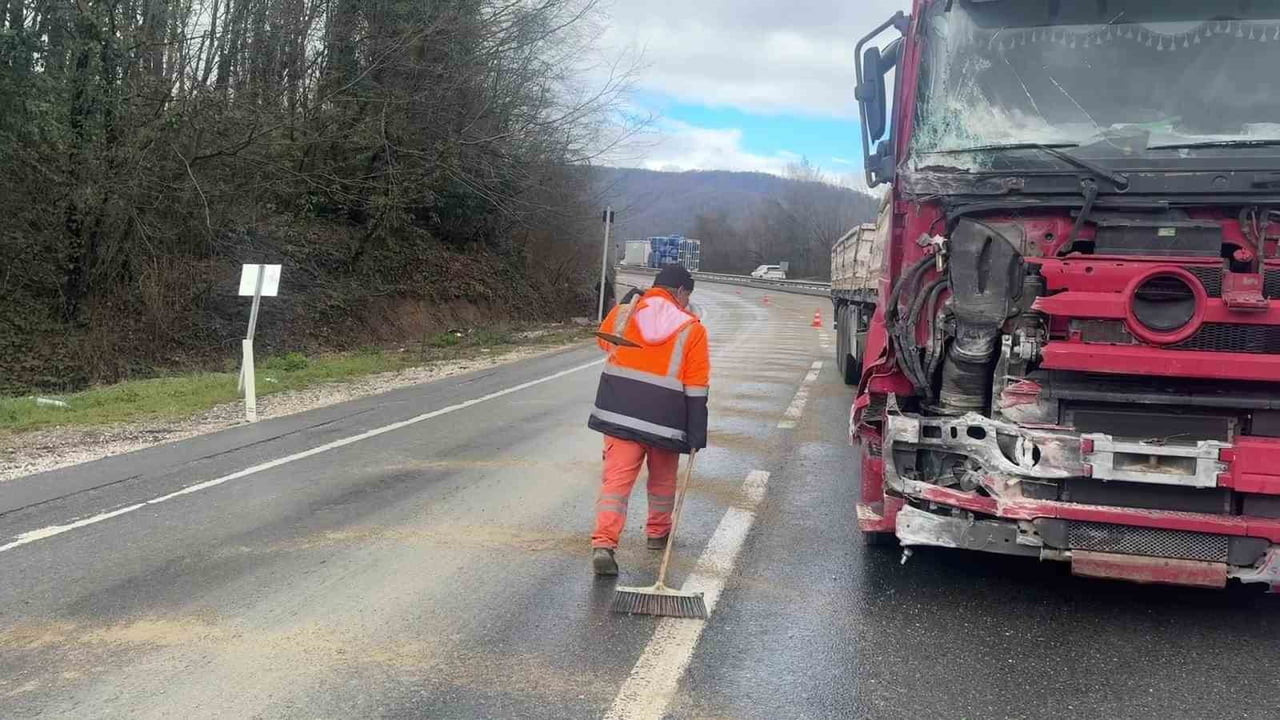 DÜZCE-AKÇAKOCA D-655 KARA YOLUNDA SAĞANAK YAĞIŞIN ARDINDAN KAYGANLAŞAN ZEMİNDE KONTROLDEN ÇIKARAK...