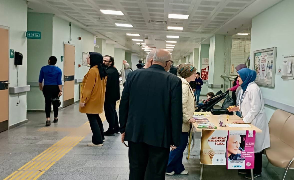 DÜZCE ATATÜRK DEVLET HASTANESİ’NDE KURULAN BİLGİLENDİRME STANDINDA VATANDAŞLARA KANSERDEN KORUNMA...