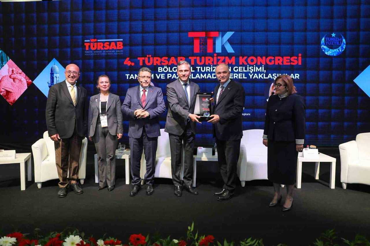 DÜZCE BELEDİYE BAŞKANI DR. FARUK ÖZLÜ, ANTALYA’DA DÜZENLENEN 4. TÜRSAB TURİZM KONGRESİ’NDE TURİZM...