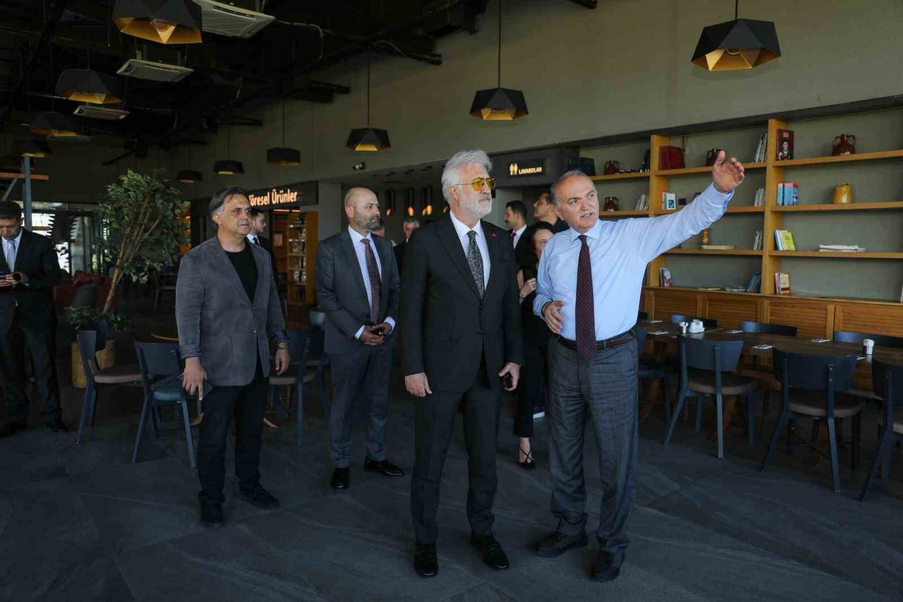 DÜZCE BELEDİYE BAŞKANI DR. FARUK ÖZLÜ, DEVLET TİYATROLARI GENEL MÜDÜRÜ TAMER KARADAĞLI VE...