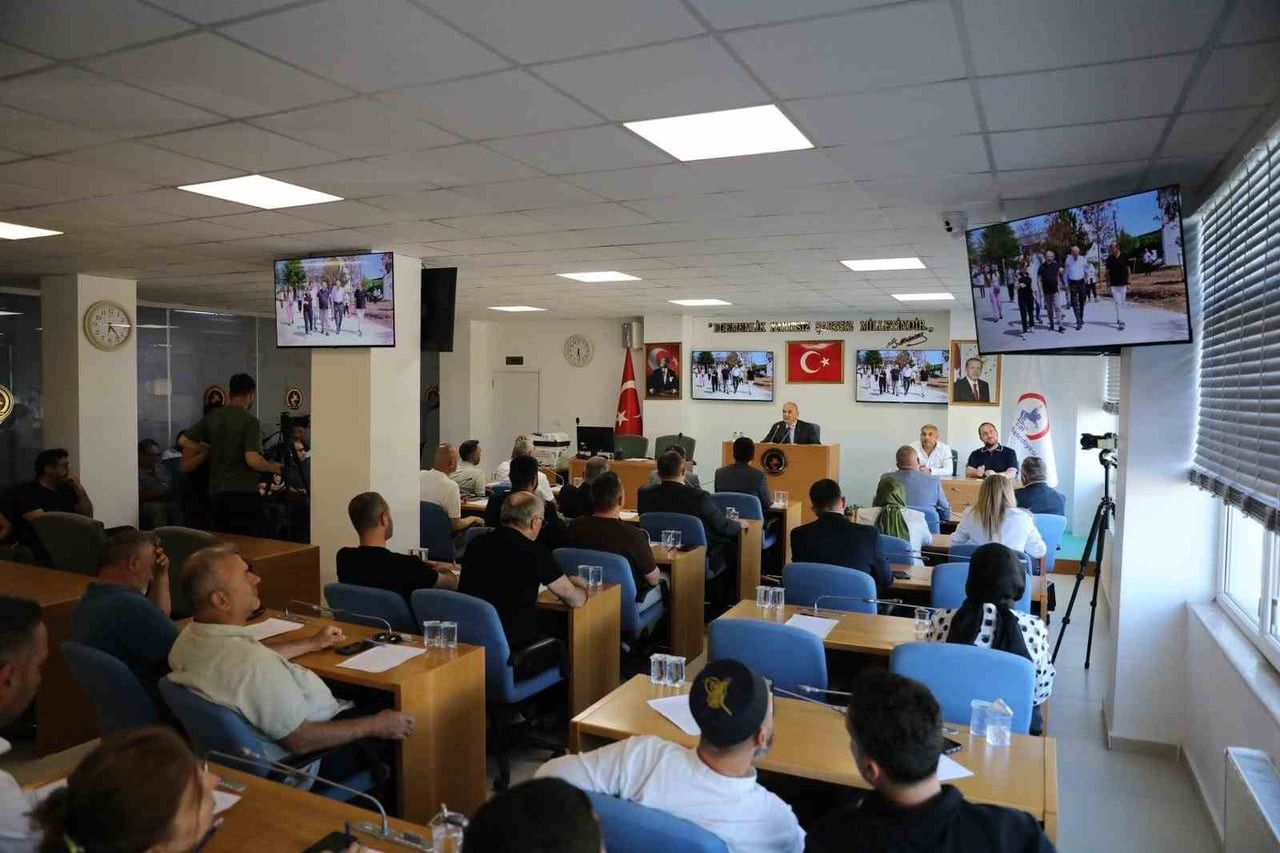 DÜZCE BELEDİYE BAŞKANI DR. FARUK ÖZLÜ, TEMMUZ AYI BELEDİYE MECLİSİ TOPLANTISINDA MECLİS ÜYELERİNE...