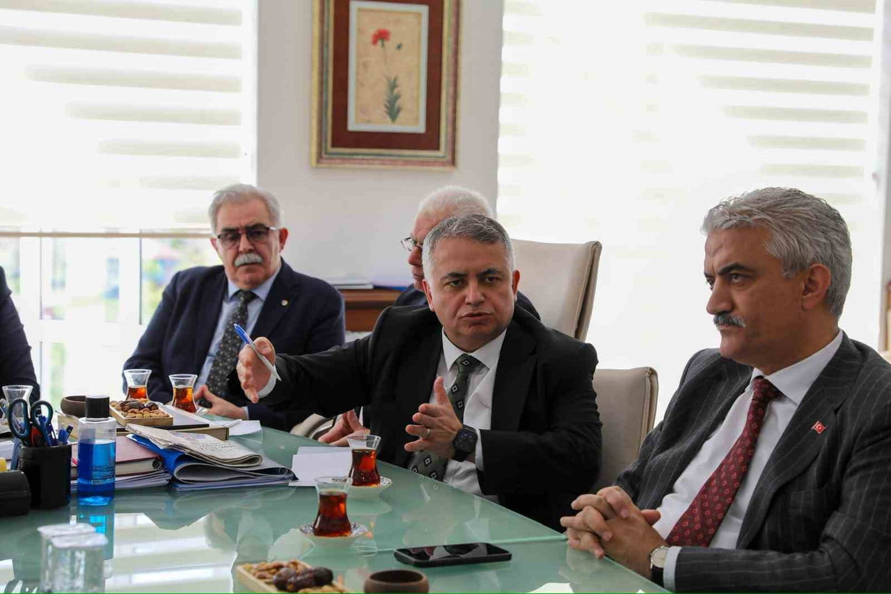 DÜZCE BELEDİYE BAŞKANI DR. FARUK ÖZLÜ, TİCARET BAKANLIĞI İHRACAT GENEL MÜDÜRÜ MEHMET ALİ KILIÇKAYA...