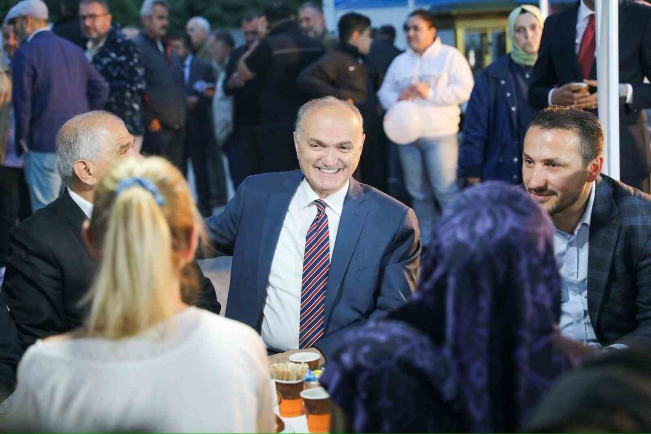 DÜZCE BELEDİYE BAŞKANI DR. FARUK ÖZLÜ, “VATANDAŞ SORUYOR, BAŞKAN CEVAPLIYOR” ADI ALTINDA...