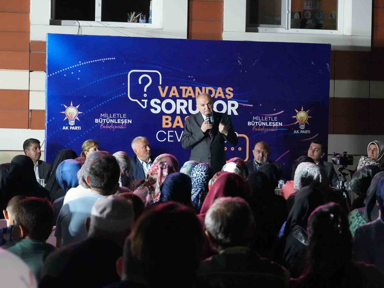 DÜZCE BELEDİYE BAŞKANI DR. FARUK ÖZLÜ, “VATANDAŞ SORUYOR, BAŞKAN CEVAPLIYOR” PROGRAMI KAPSAMINDA...