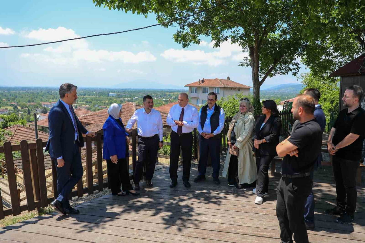 DÜZCE BELEDİYE BAŞKANI DR. FARUK ÖZLÜ’NÜN EV SAHİPLİĞİNDE KONURALP ANTİK KENTİ’Nİ ZİYARET EDEN...