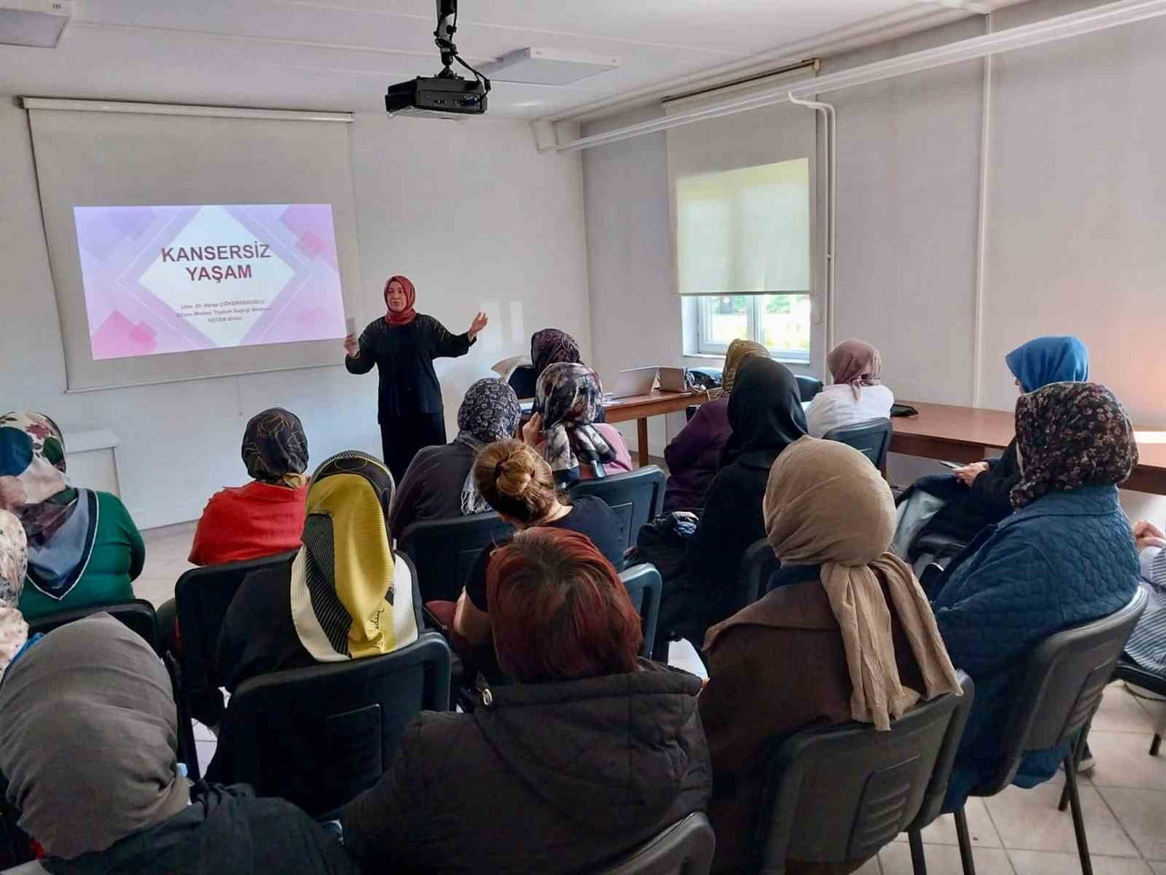 DÜZCE BELEDİYESİ BÜNYESİNDE BELMEK KURSİYERLERİNE YÖNELİK DÜZENLENEN EĞİTİMDE, KANSERİN RİSK...