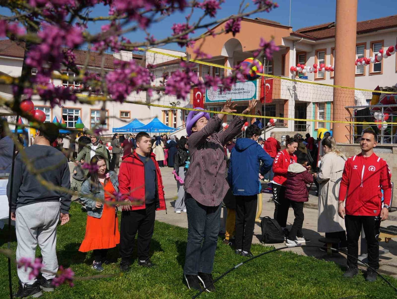 DÜZCE BELEDİYESİ, ‘DÜNYA OTİZM FARKINDALIK GÜNÜ’NDE ÖZEL ÇOCUKLARLA BİR ARAYA GELDİ. SOSYAL...