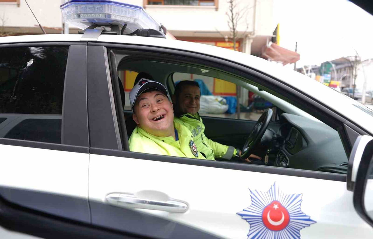 DÜZCE BELEDİYESİ, ENGELLİLER HAFTASI KAPSAMINDA BELEDİYE BÜNYESİNDE HİZMET VEREN VE DOWN SENDROMLU...