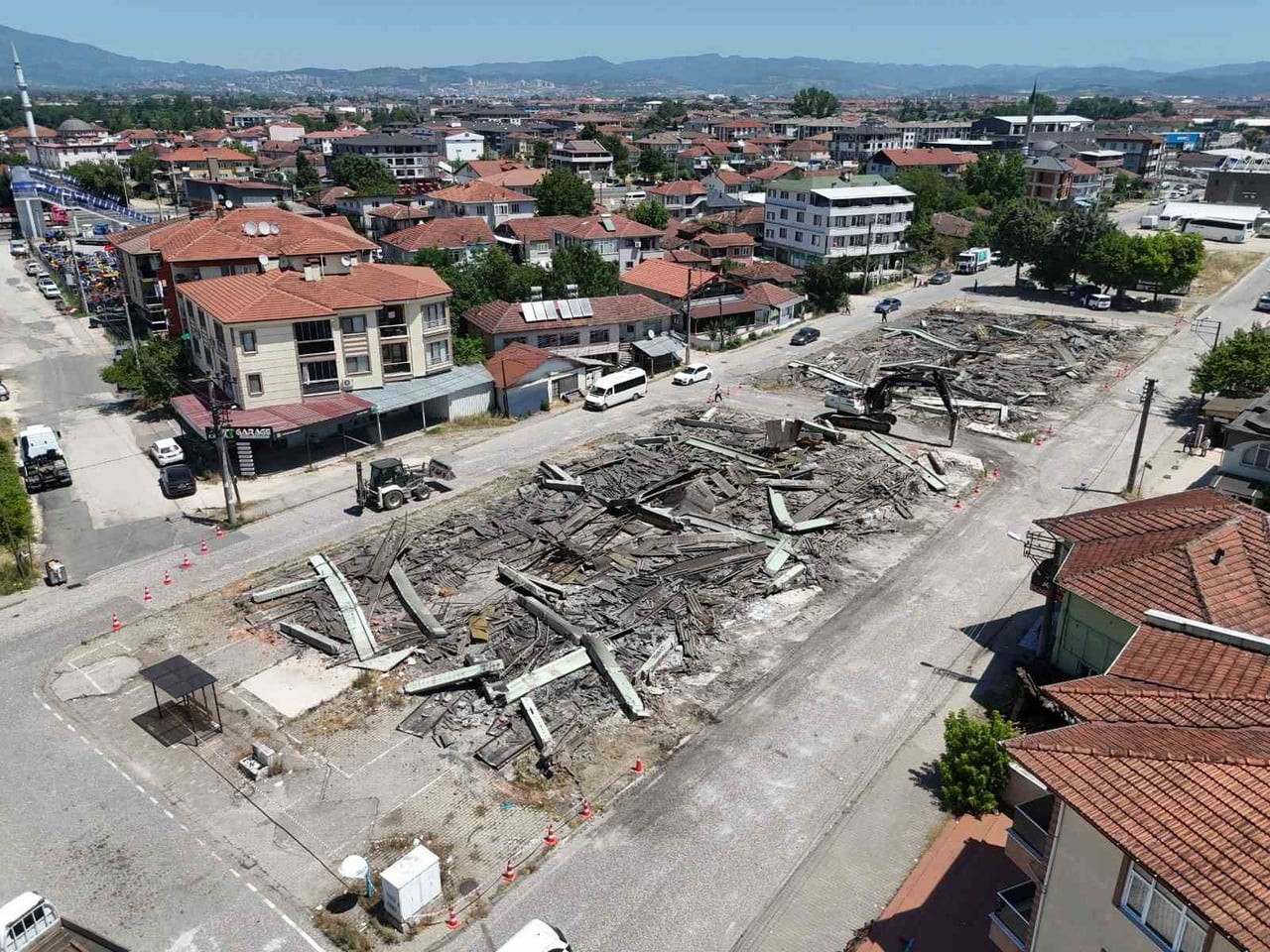 DÜZCE BELEDİYESİ, KENTTE RİSK OLUŞTURAN VE KULLANIM ÖMRÜNÜ TAMAMLAYAN YAPILARIN ORTADAN...