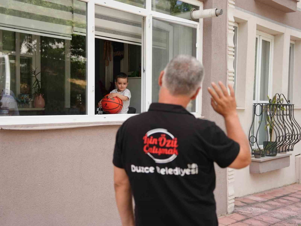 DÜZCE BELEDİYESİ TEMİZLİK İŞLERİ MÜDÜRLÜĞÜ EKİPLERİ, HER GÜN BÜYÜK BİR HEYECANLA ÇÖP KAMYONLARINI...