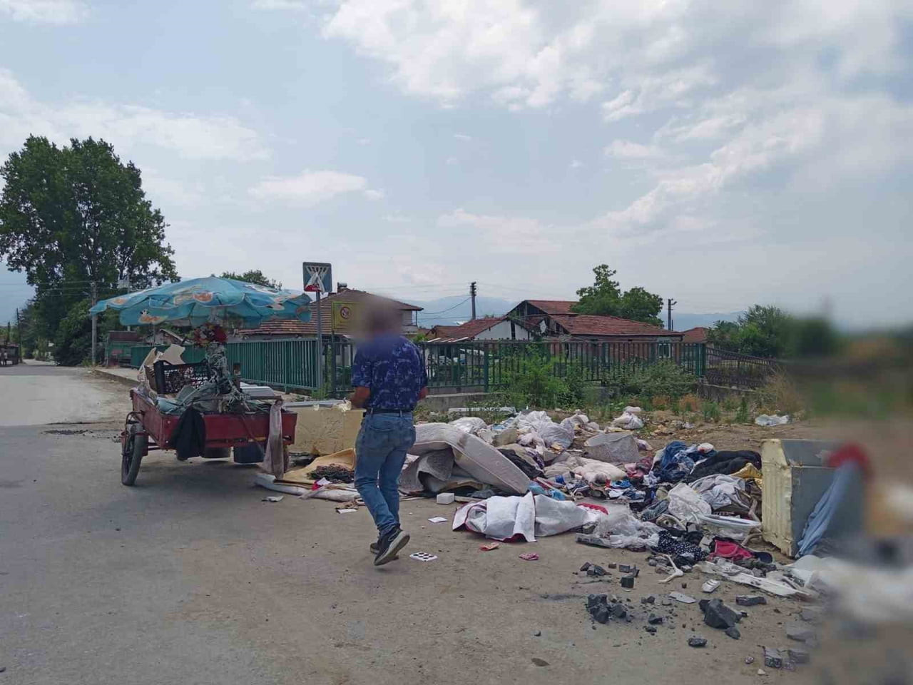 DÜZCE BELEDİYESİ ZABITA MÜDÜRLÜĞÜ EKİPLERİ, AZİZİYE MAHALLESİ’NDE ÇEVREYİ KİRLETTİĞİ BELİRLENEN...