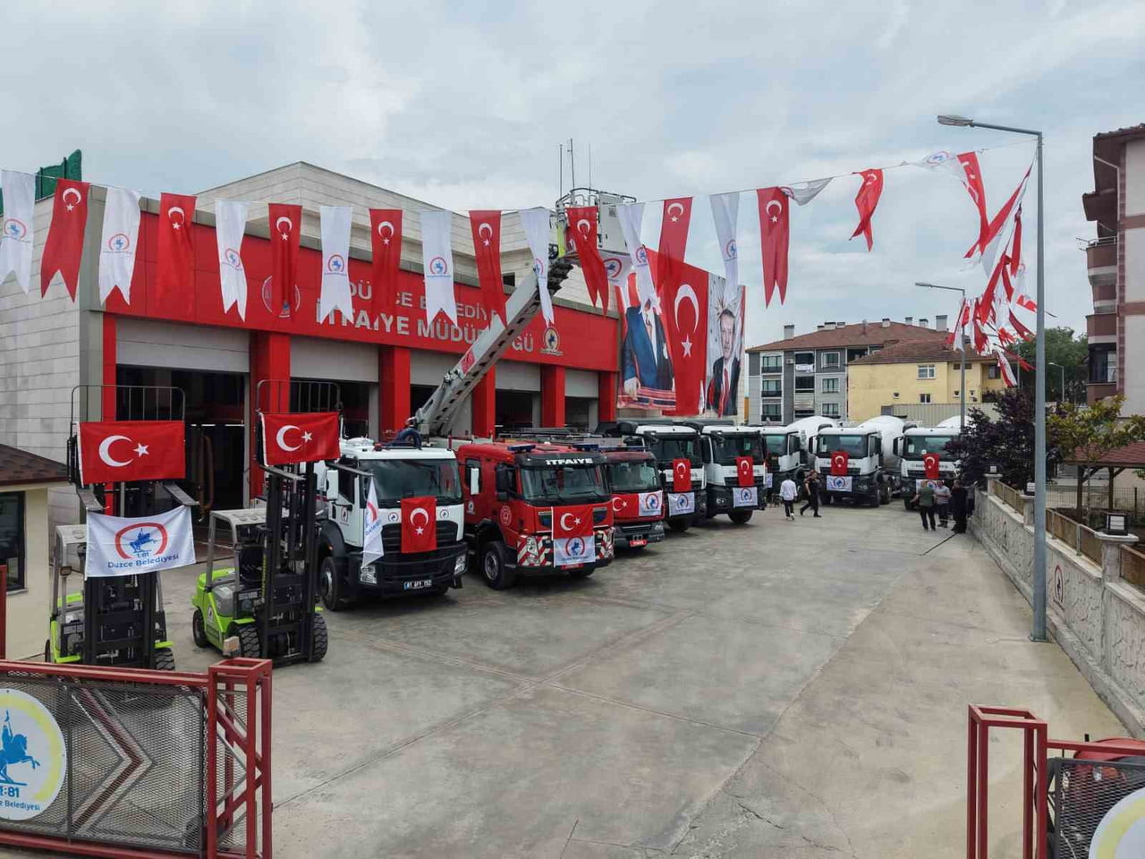 DÜZCE BELEDİYESİ'NE 12 ARAÇLIK TAKVİYE YAPILDI