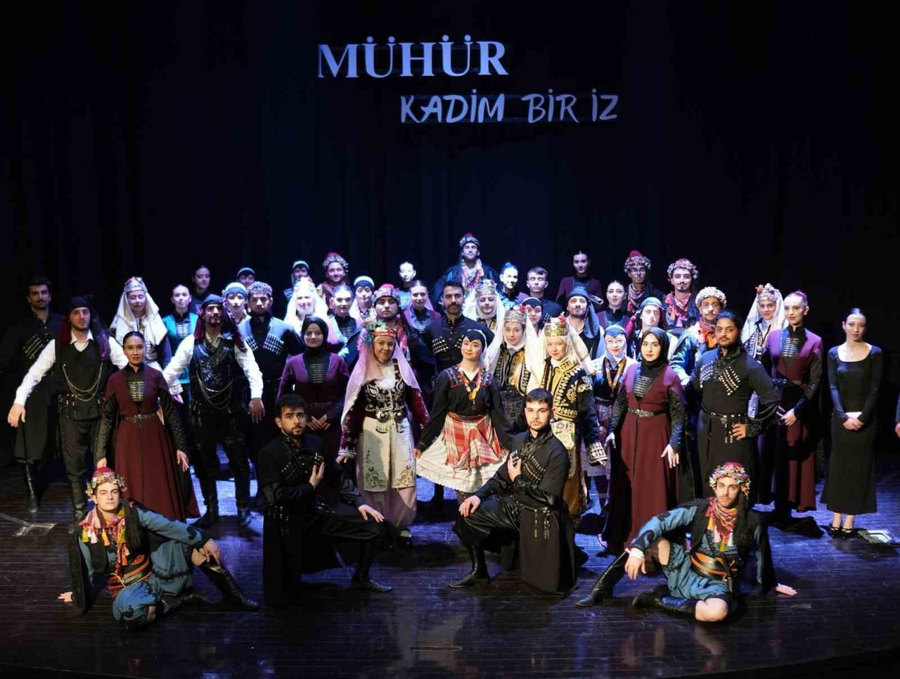 DÜZCE GENÇLİK VE SPOR İL MÜDÜRLÜĞÜ KOORDİNASYONUNDA SAHNELENEN “MÜHÜR: KADİM BİR İZ” GÖSTERİSİ...