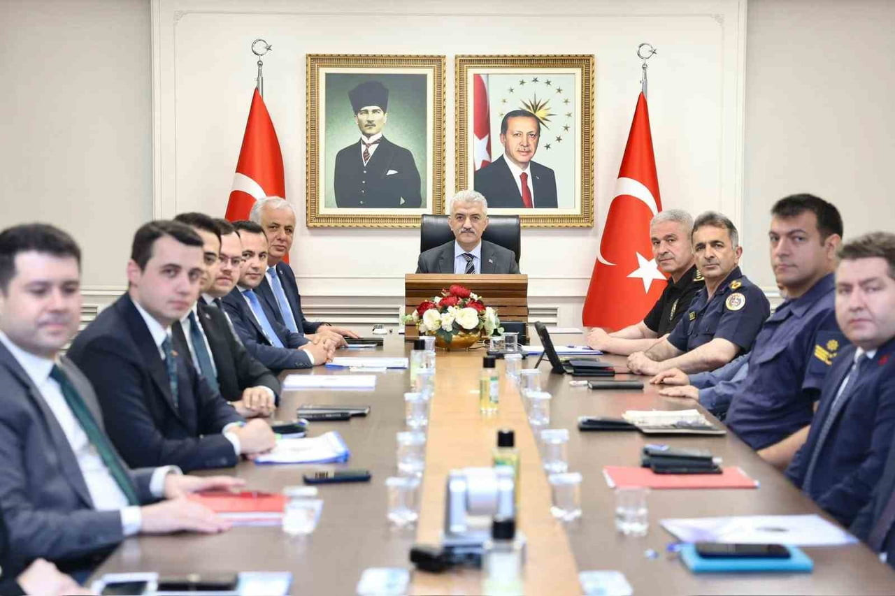DÜZCE GENELİNDE ALINAN GÜVENLİK TEDBİRLERİ VE ASAYİŞ UYGULAMALARININ DEĞERLENDİRİLDİĞİ...