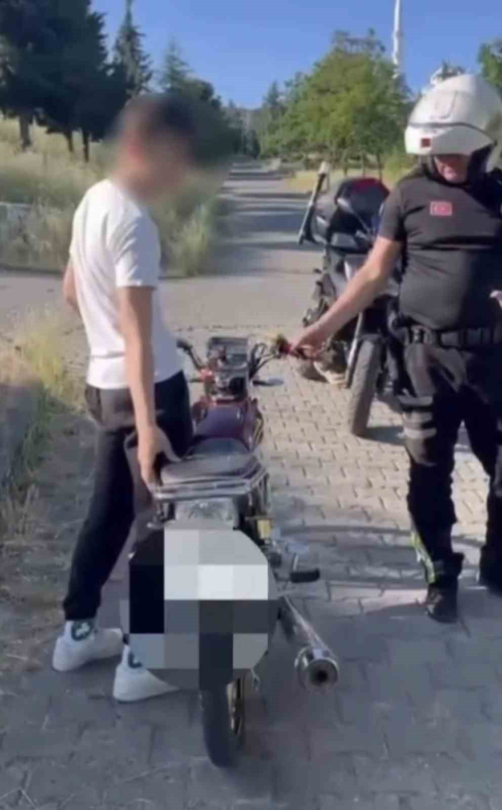 DÜZCE İL EMNİYET MÜDÜRLÜĞÜ EKİPLERİNCE GERÇEKLEŞTİRİLEN DENETİMLERDE, ABARTI EGZOZ KULLANAN VE...