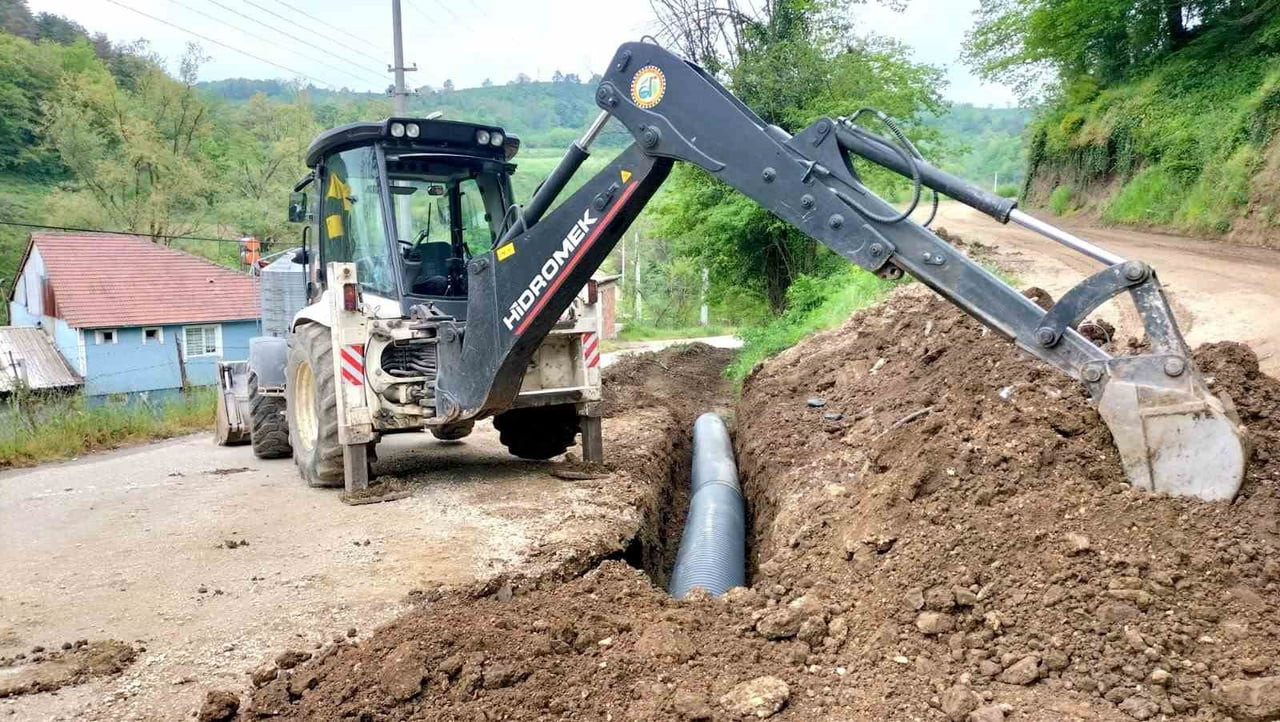 DÜZCE İL ÖZEL İDARESİ EKİPLERİ, YIĞILCA’YA BAĞLI NAŞLAR KÖYÜ’NDE KORUGE BORU GÖMME VE KANAL...
