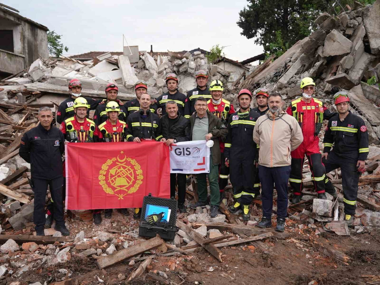DÜZCE İTFAİYESİ, 6 ŞUBAT DEPREMLERİNDE BİRLİKTE GÖREV YAPTIĞI FRANSA MERKEZLİ GIS-FRANCE EKİBİNİ...