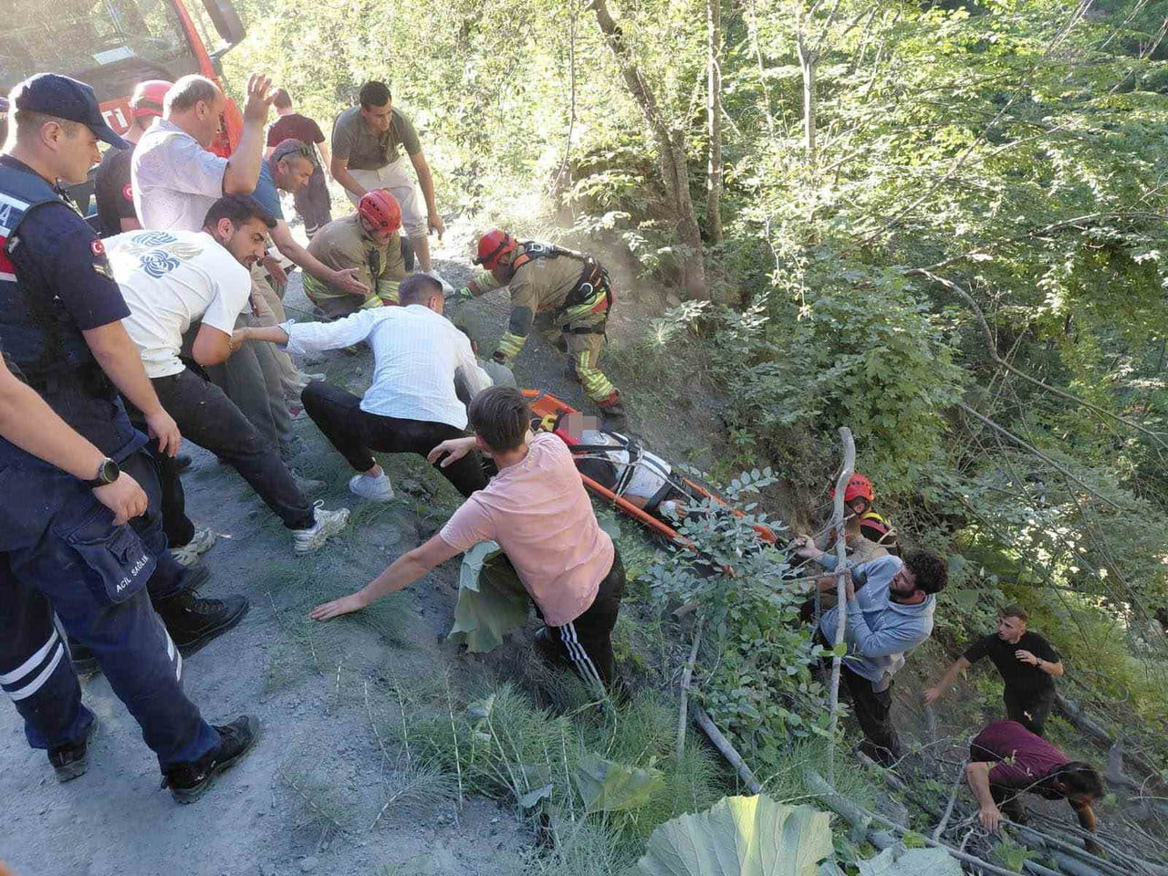 DÜZCE MERKEZE BAĞLI UĞUR KÖYÜ ODA YERİ YAYLASI YOLUNDA MEYDANA GELEN TRAFİK KAZASINDA OTOMOBİL...