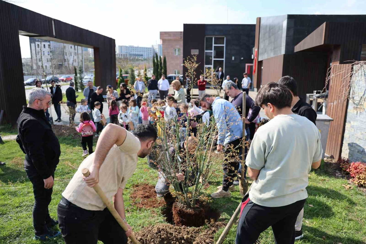DÜZCE ÜNİVERSİTESİ ANAOKULU ÖĞRENCİLERİNİN KATILIMIYLA BOTANİK BAHÇESİNDE KEŞİF GEZİSİ...