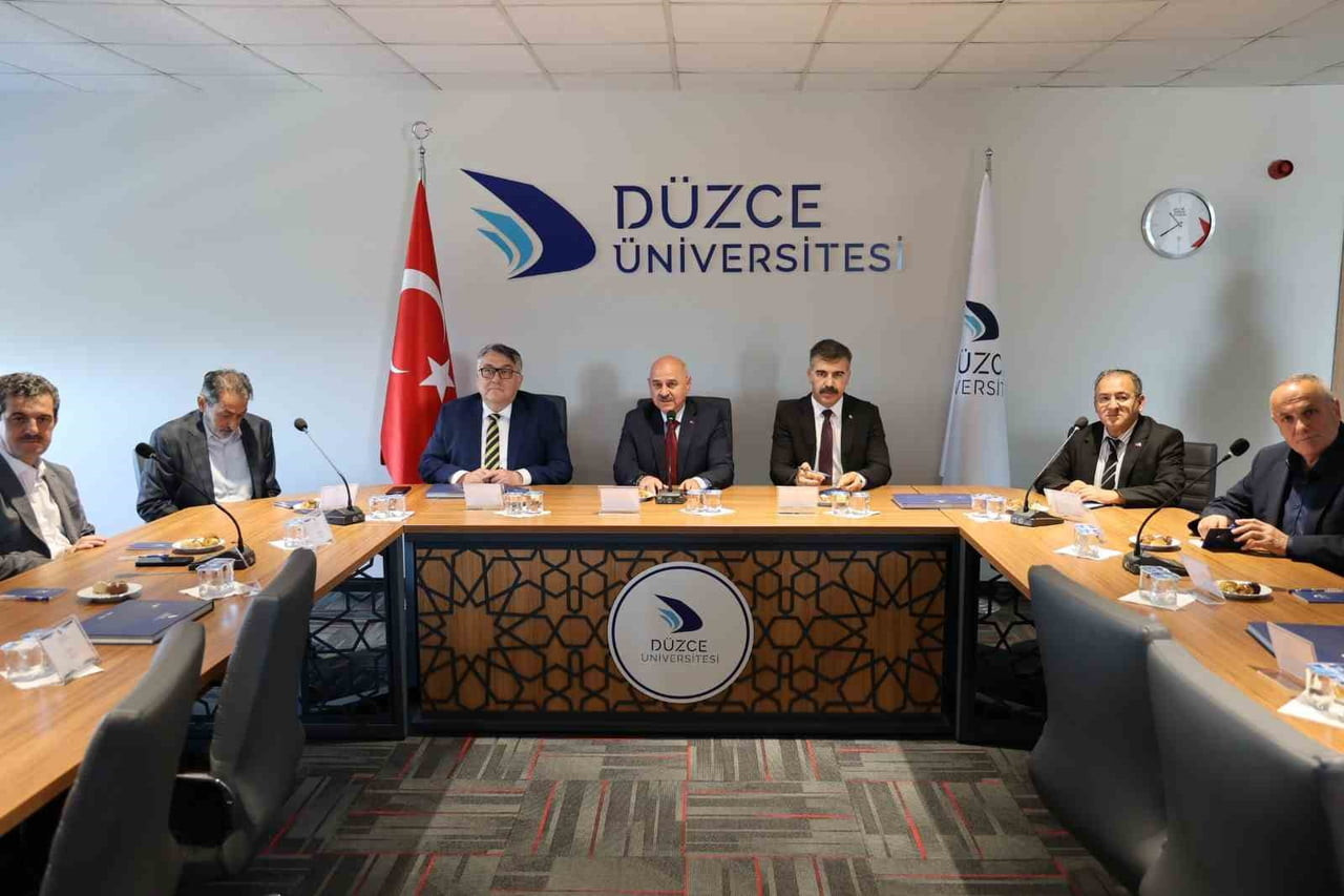 DÜZCE ÜNİVERSİTESİ DANIŞMA KURULU İLK TOPLANTISI, REKTÖR PROF. DR. NEDİM SÖZBİR’İN BAŞKANLIĞINDA;...